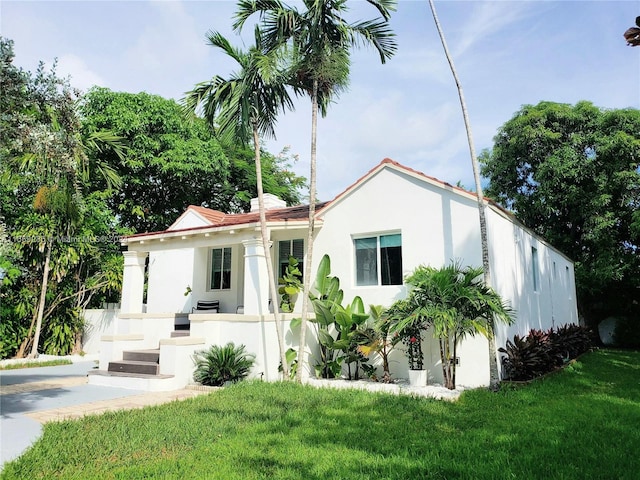 view of front of home featuring a front lawn