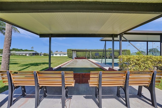 view of property's community featuring a lawn