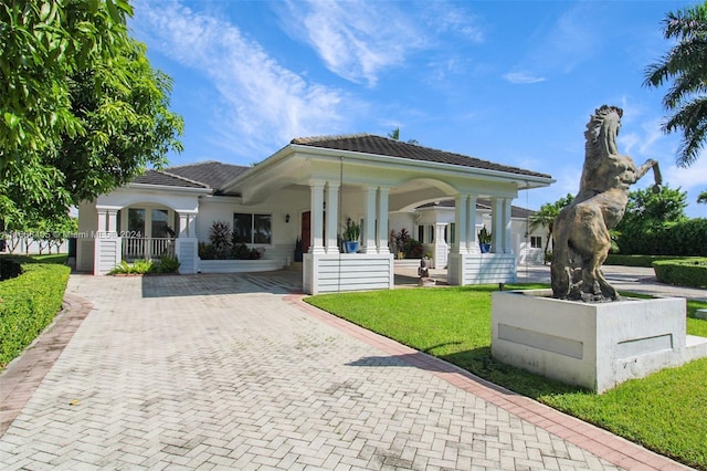 view of front of property featuring a porch and a front yard