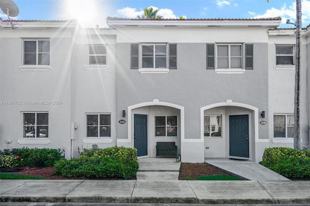 townhome / multi-family property with stucco siding