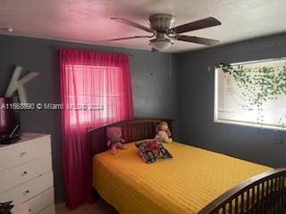 bedroom with ceiling fan