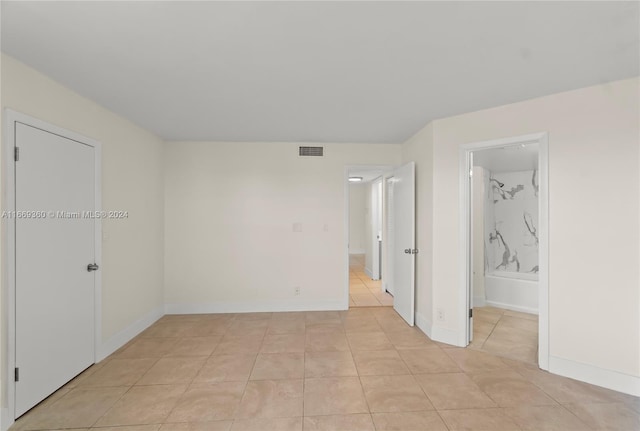 empty room featuring light tile patterned flooring