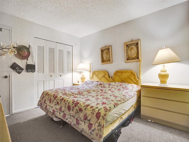 bedroom with a textured ceiling, carpet, and a closet