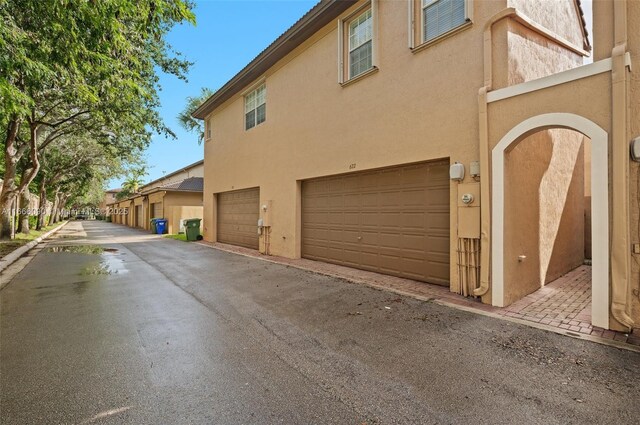 622 SW 147th Ter, Pembroke Pines, FL 33027 - view of property exterior featuring stucco siding and an attached garage
