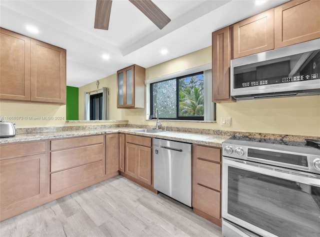 kitchen featuring ceiling fan, light hardwood / wood-style floors, sink, and stainless steel appliances