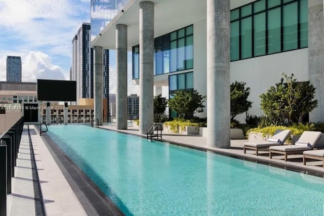 398 NE 5th St Unit 1419, Miami, FL 33132 - view of community pool