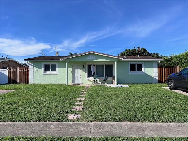 view of front of property featuring a front yard