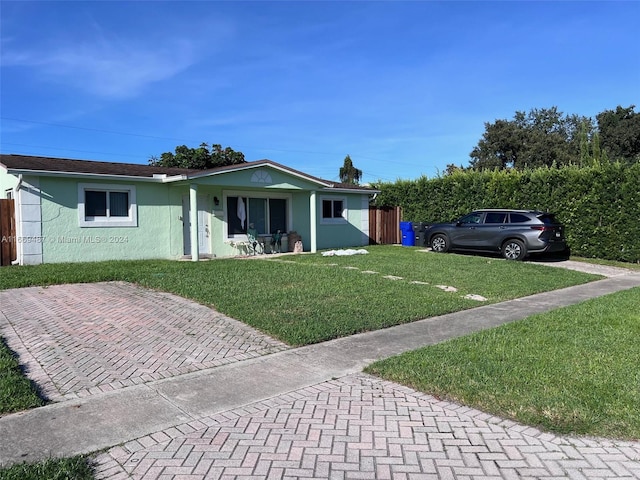 single story home featuring a front lawn