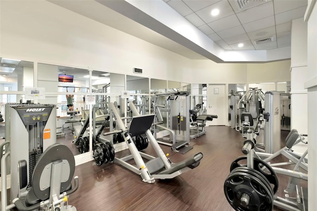 exercise room featuring a drop ceiling