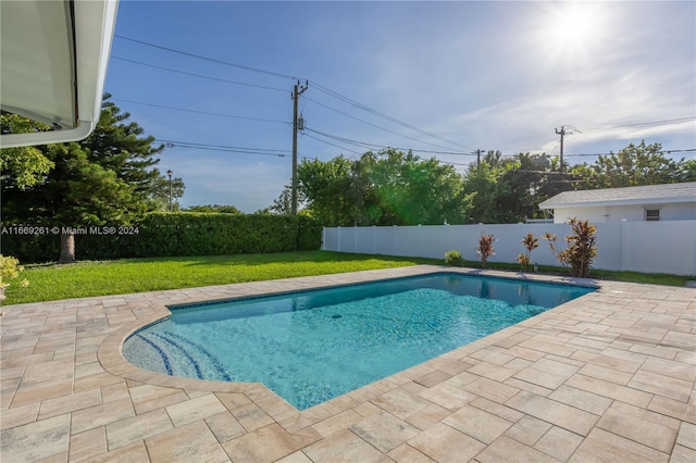 view of swimming pool featuring a patio