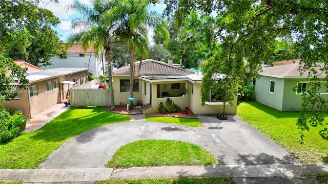 view of front facade featuring a front yard