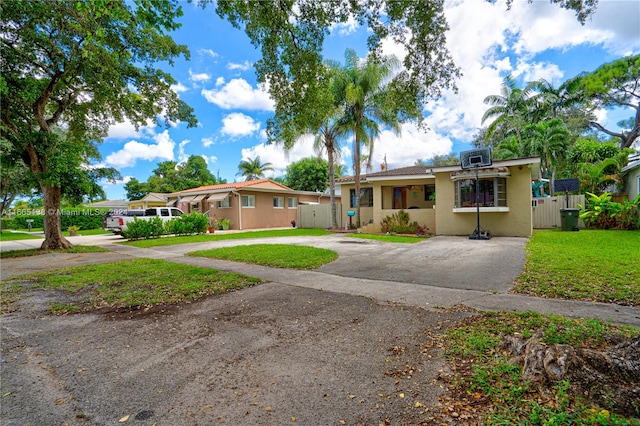 single story home featuring a front lawn