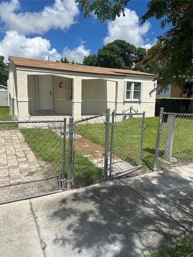 manufactured / mobile home with a front yard