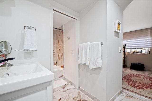 bathroom featuring tiled shower / bath combo