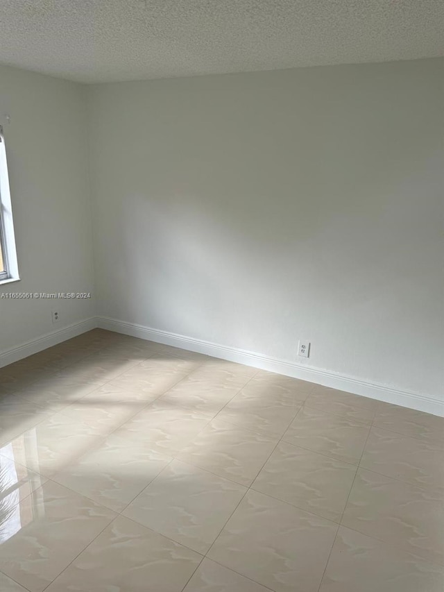 spare room featuring a textured ceiling