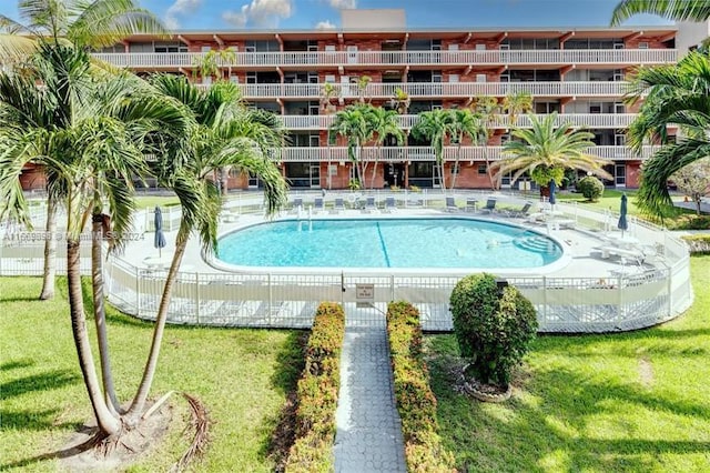 view of swimming pool featuring a lawn