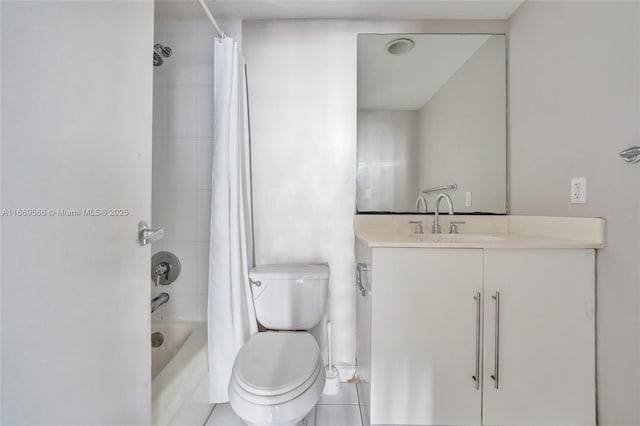 full bathroom featuring toilet, shower / bath combo with shower curtain, and vanity