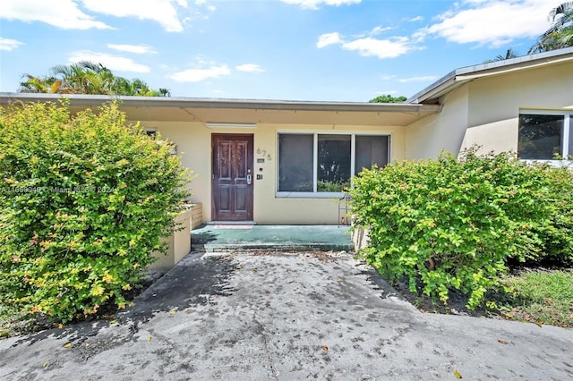 view of exterior entry featuring stucco siding