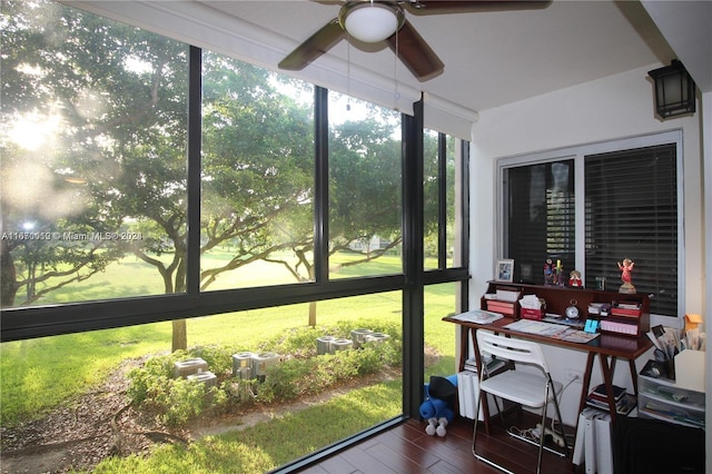 sunroom / solarium with ceiling fan