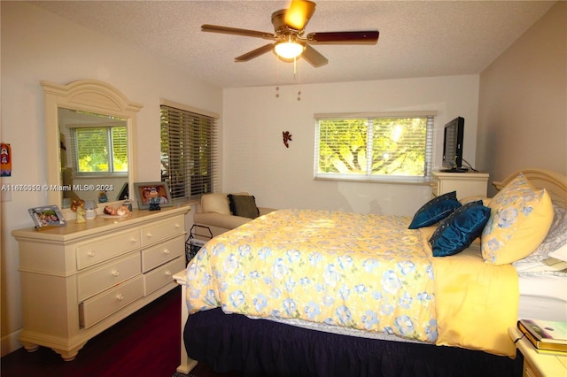 bedroom featuring ceiling fan and a textured ceiling