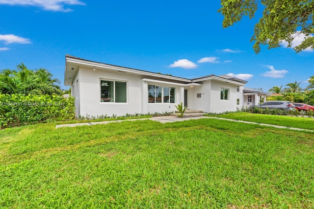 view of front of property featuring a front lawn