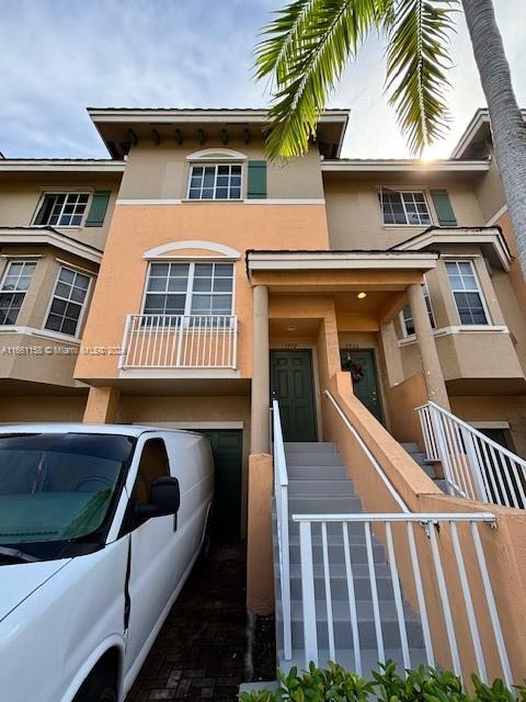 view of front facade featuring a garage