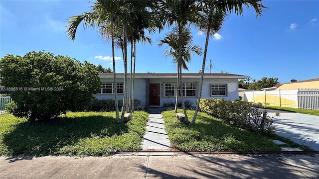 ranch-style house featuring a front lawn