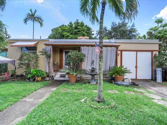 view of front of home featuring a front lawn