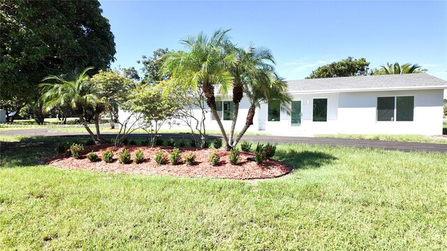 view of front of home featuring a front yard