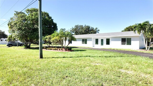 view of front of property featuring a front lawn