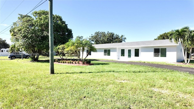 view of front of home featuring a front lawn