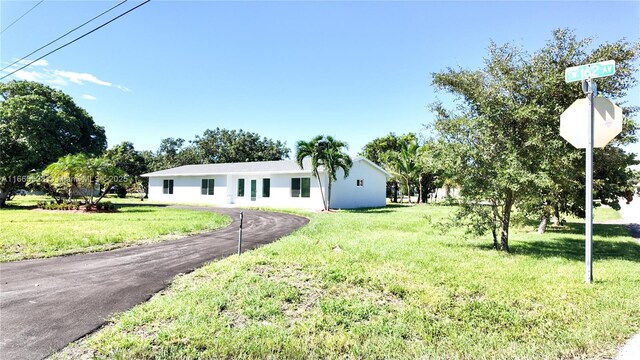 view of front of house featuring a front lawn