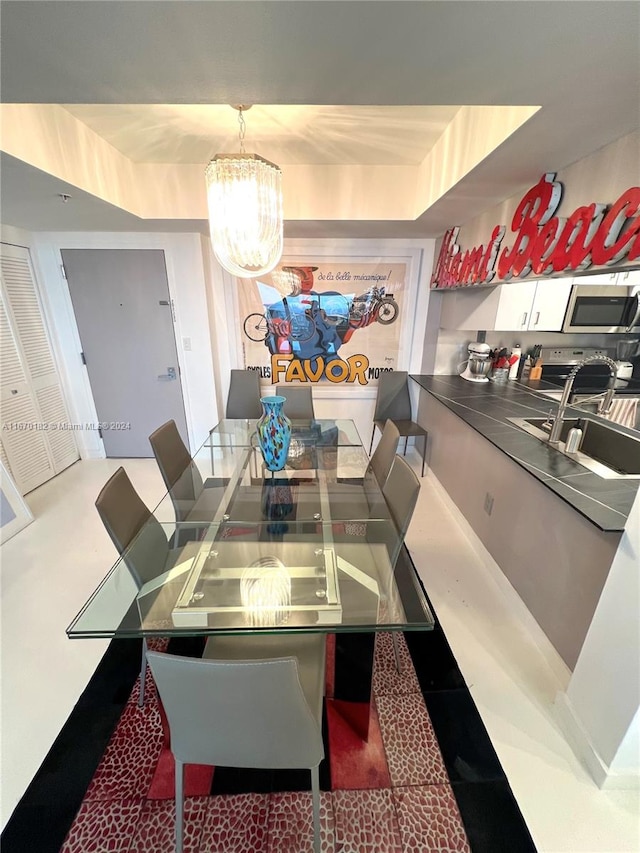 dining space with a notable chandelier