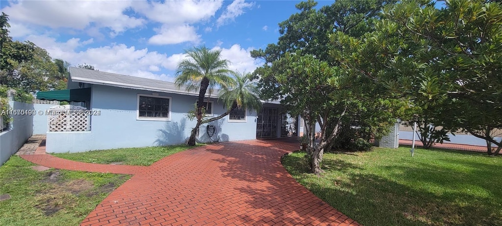 view of front facade featuring a front yard