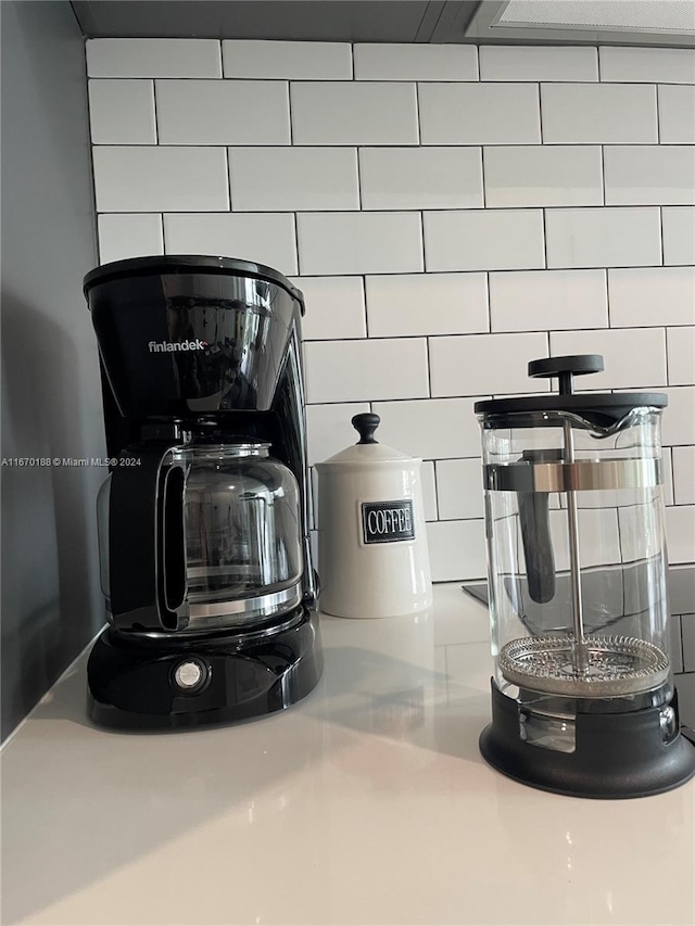 room details featuring decorative backsplash