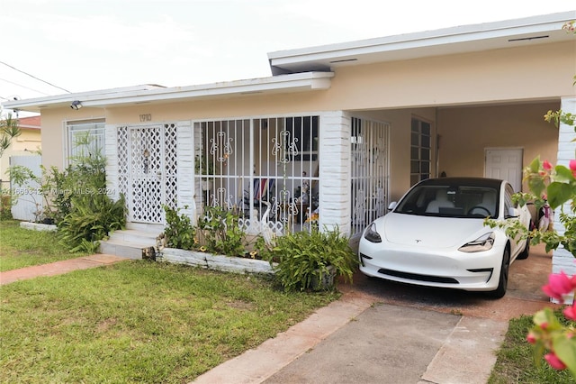 view of front facade featuring a front yard