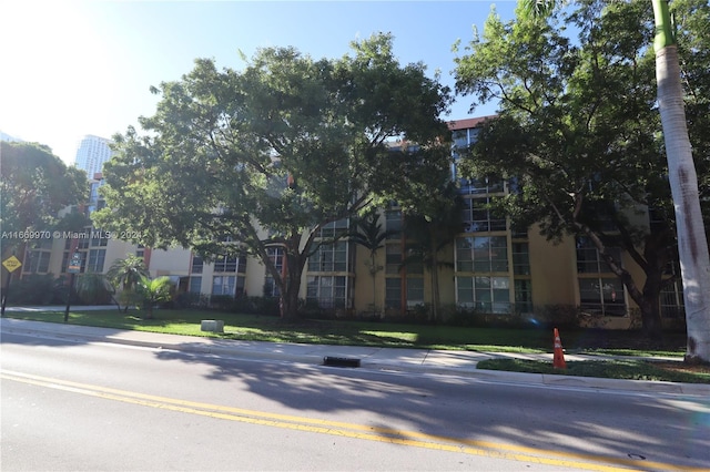 view of front of house with a front lawn