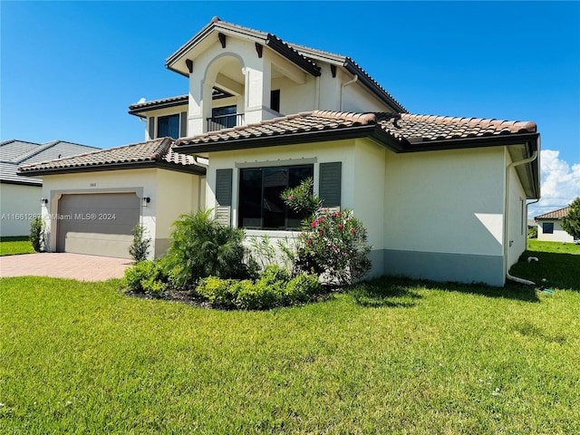 view of front of home featuring a front yard and a garage