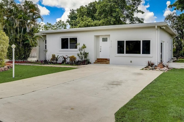 single story home featuring a front lawn