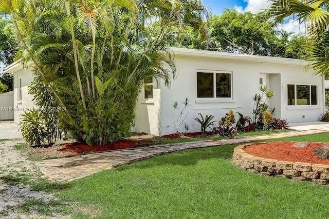 view of front facade with a front yard