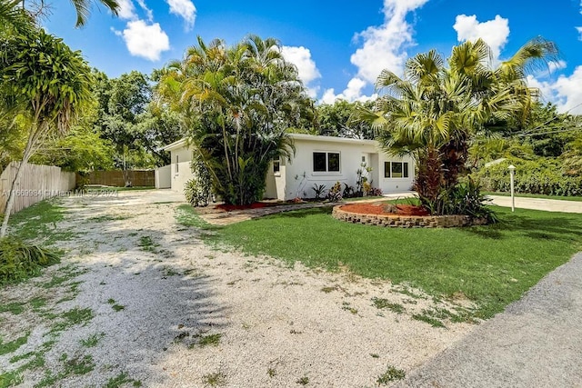 view of front of home featuring a front yard