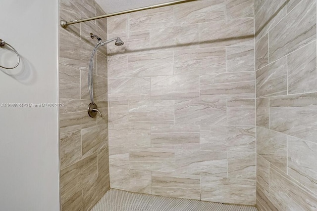 bathroom featuring a tile shower