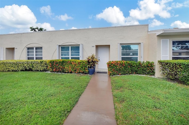 view of front facade featuring a front yard