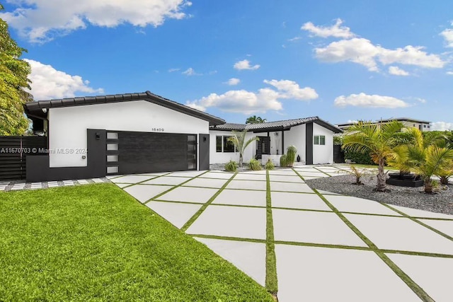 view of front of house featuring a front lawn and a garage