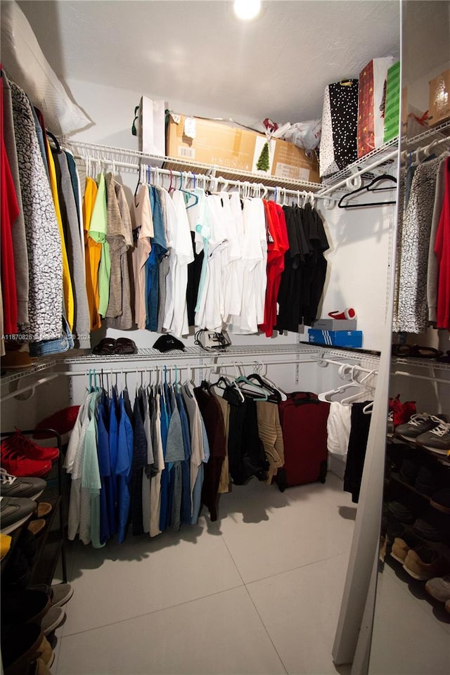 walk in closet featuring tile patterned floors