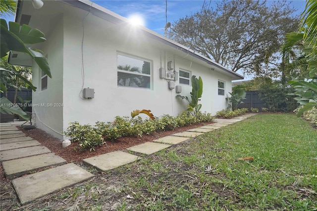 view of side of property featuring a lawn