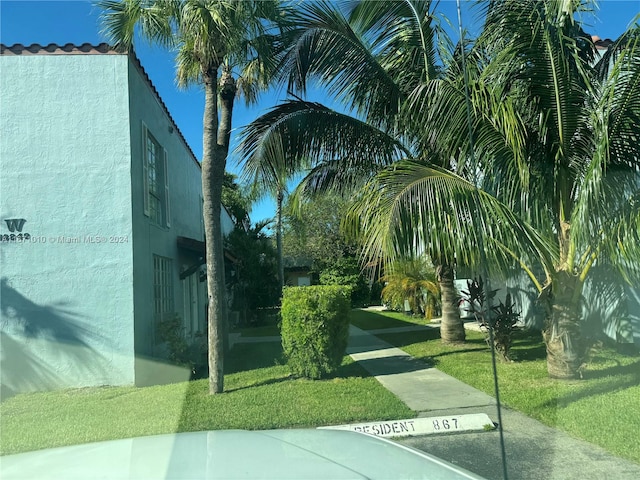 view of home's community featuring a lawn