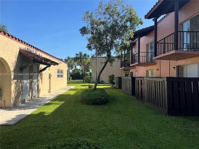 view of yard with a balcony