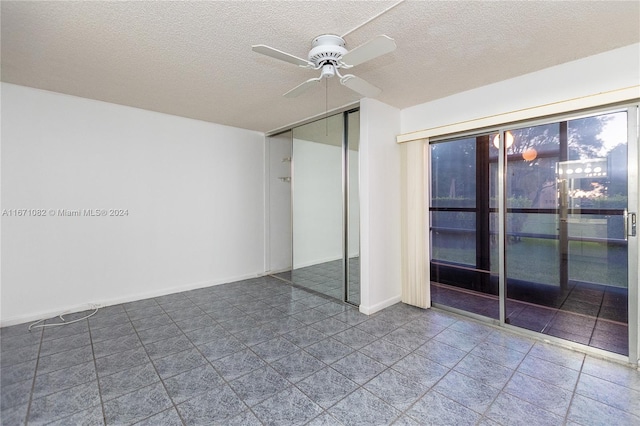 unfurnished bedroom with ceiling fan, a textured ceiling, and a closet