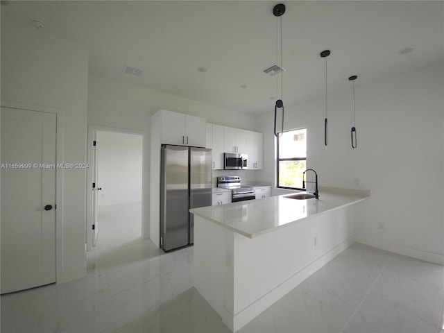 kitchen with sink, white cabinetry, kitchen peninsula, stainless steel appliances, and decorative light fixtures